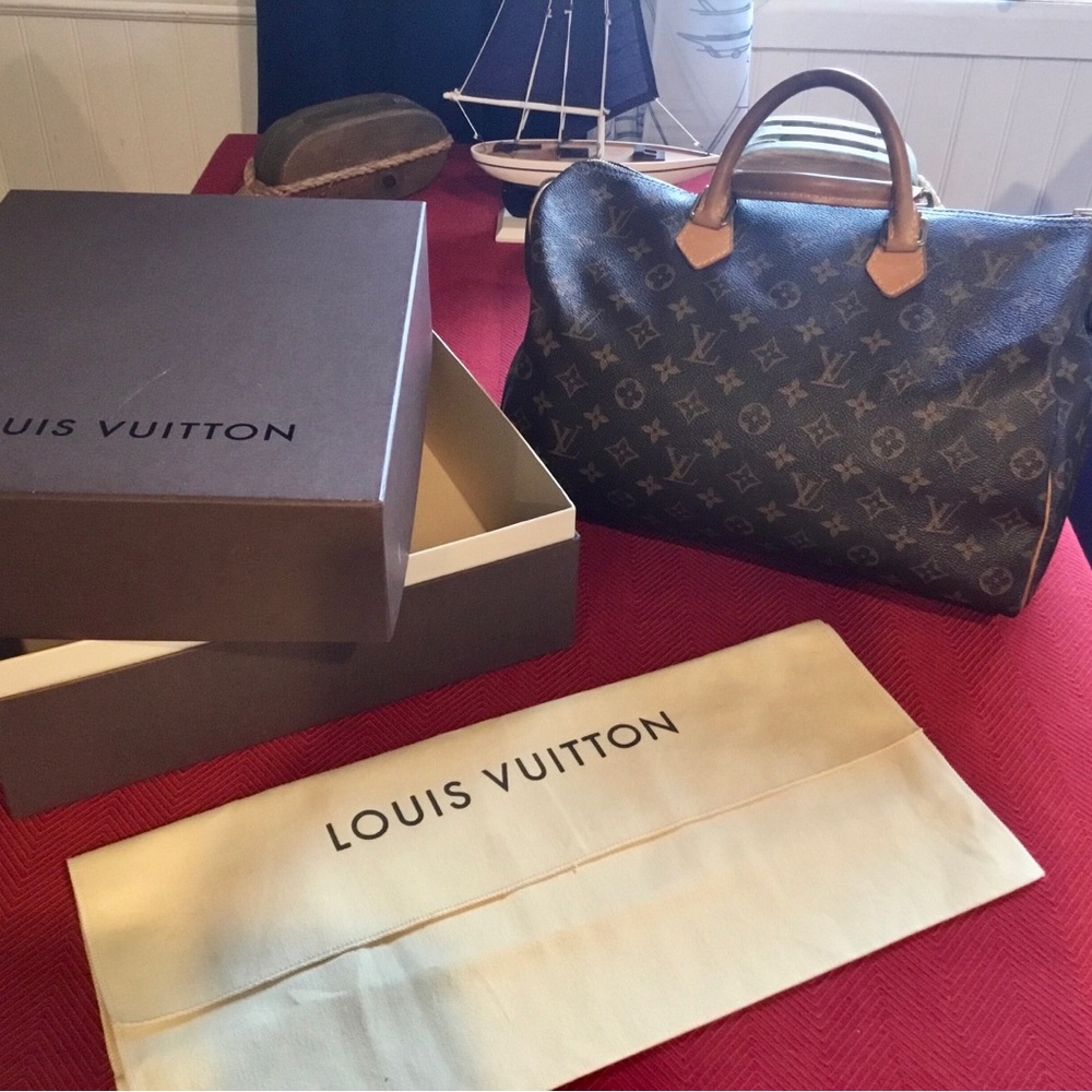 LOUIS VUITTON SPEEDY 35 HANDBAG
(With box and dust bag)